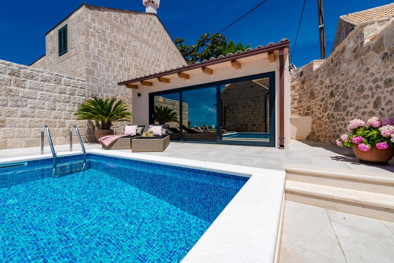 Luigi With A Pool Huvilat